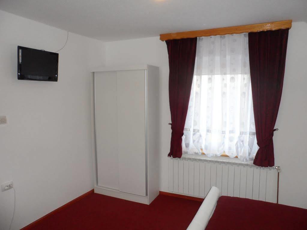 Apartments And Rooms Krizmanic Smoljanac Exterior photo